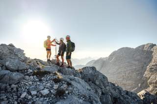 Gruppe von Bergsteiger*innen auf dem Gipfel