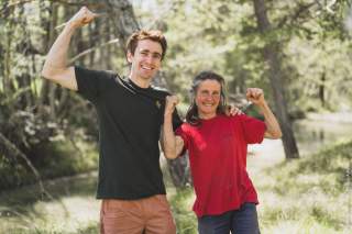 Seb und eine Frau zeigen ihre Muskeln