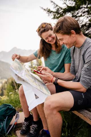 Wanderpaar nutzt die App Alpenvereinaktiv