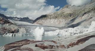 Blick auf Gletscher mit Tänzerin davor