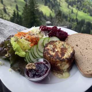 Camembert mit Salat