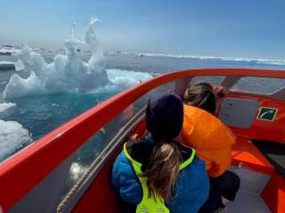 Anreise mit dem Boot durch das Packeis Grönlands