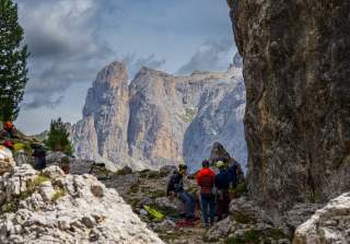 Der Expedkader berät sich beim Lehrgang in den Dolomiten.