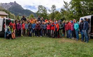 Eine große Gruppe von jungen Alpinist*innen posiert für das Gruppenfoto.