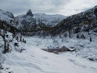 Berghütte im Winter mit kleinem See