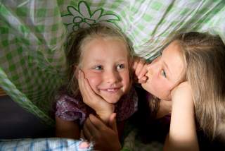 Kinder in einem Hüttenschlafsack