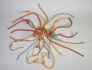 Knotenknäuel aus Seilen und Reepschnüren