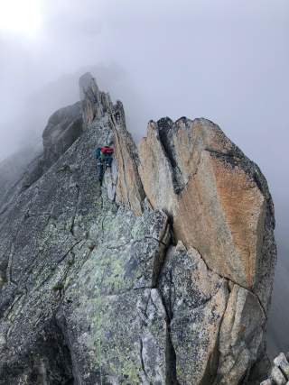 Kletterin am Berg in Chamonix