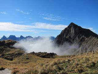 Berglandschaft im Herbst mit leichtem Nebel