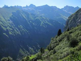 Steiles Tal in der Schweiz