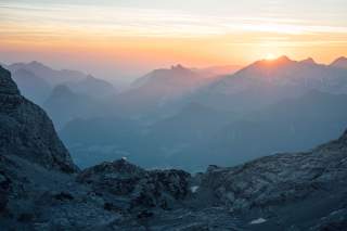 Sonnenaufgang hinter einer Bergkette