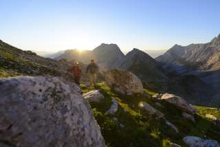 Zwei Wanderer mit Bergpanorama