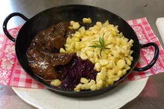 Wildragout mit Spätzle und Rotkraut von der Erlanger Hütte.