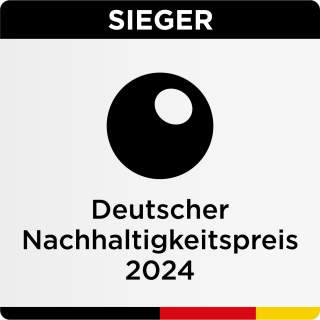 Das Siegel des Deutschen Nachhaltigkeitspreis 2024. Zentriert am oberen Bildrand steht das Wort Sieger. Darunter steht auf weißem Hintergrund in schwarzer Schrift 