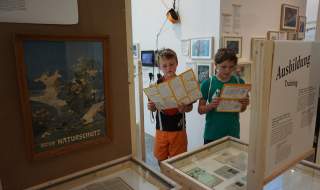 Zwei Kinder in Museumsausstellung