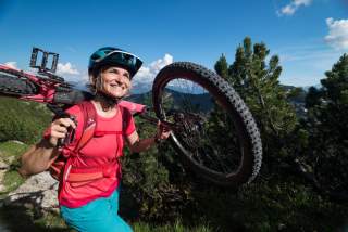 Frau trägt Mountainbike